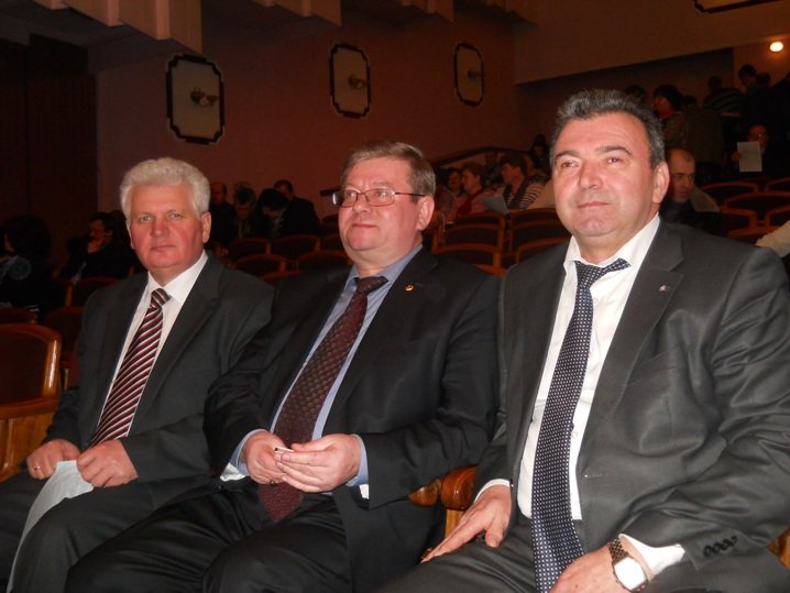 Кращі в галузі, без необхідних коштів на капітальне будівництво