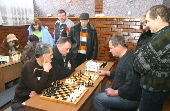 Сперечались  за шахiвницею