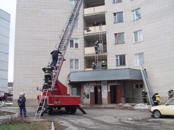 Рятувальні операції на висотній будівлі
