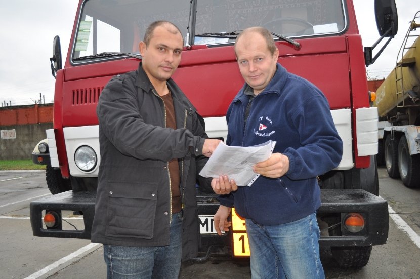 Автомобілісти святкують і трудяться