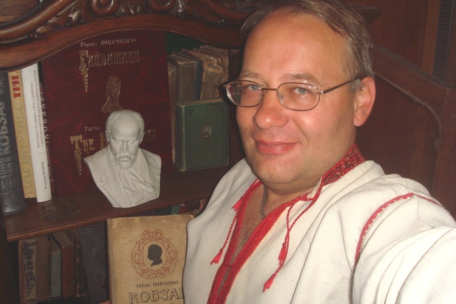 У домашнiй книгозбiрнi  бiльше чотирьох сотень «Кобзарiв»