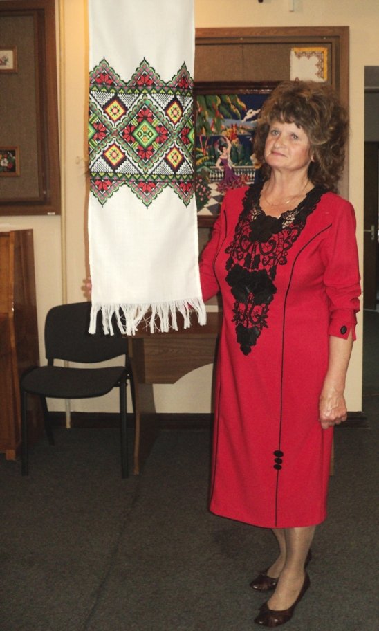 «Ниточку до ниточки – візерунок клала,  щасливую доленьку всім заповідала»