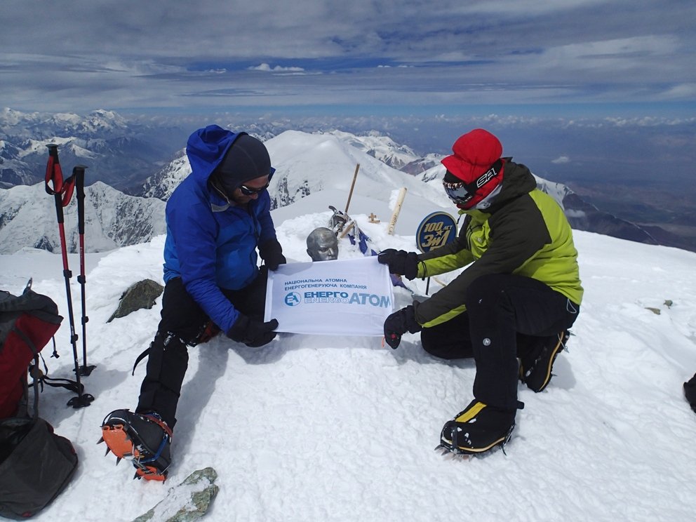 Прапори України та ДП «НАЕК «Енергоатом» піднято на семитисячник!