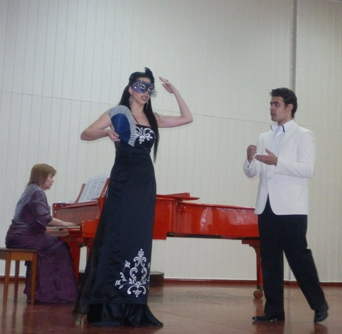 Любовні сцени на сцені школи мистецтв