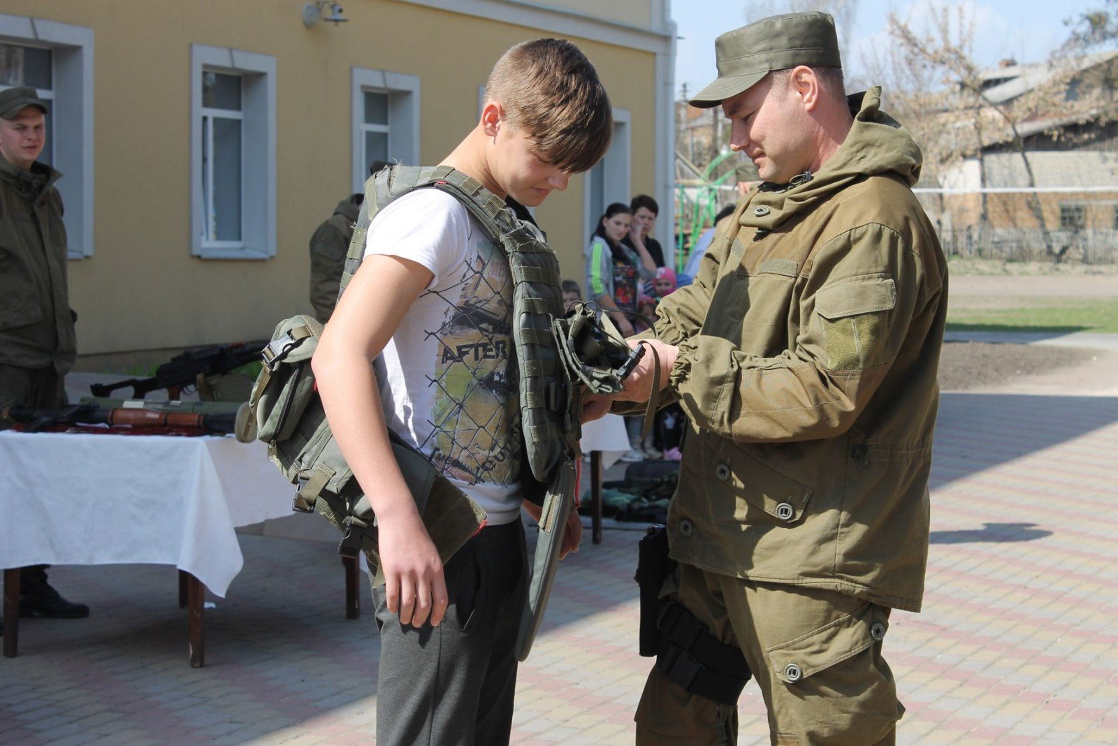 Школярi в … бронежилетах