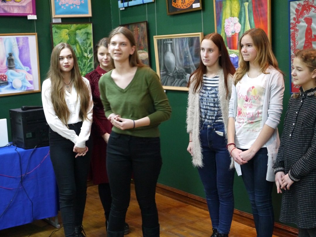 Нині у залі Арт-Пласту  демонструється виставка художніх робіт випускників 2016-2017 років