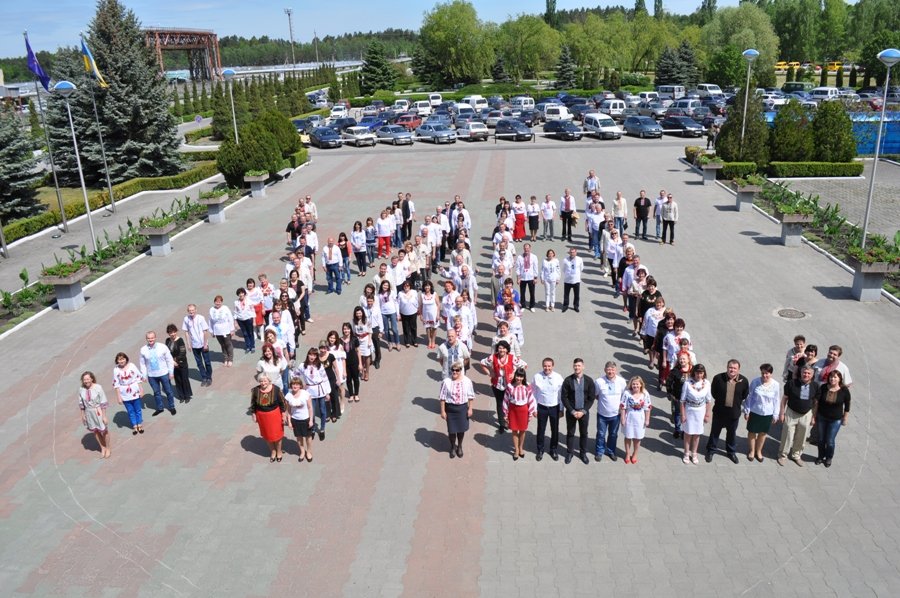 Вишиванкова композиція уквітчала ХАЕС