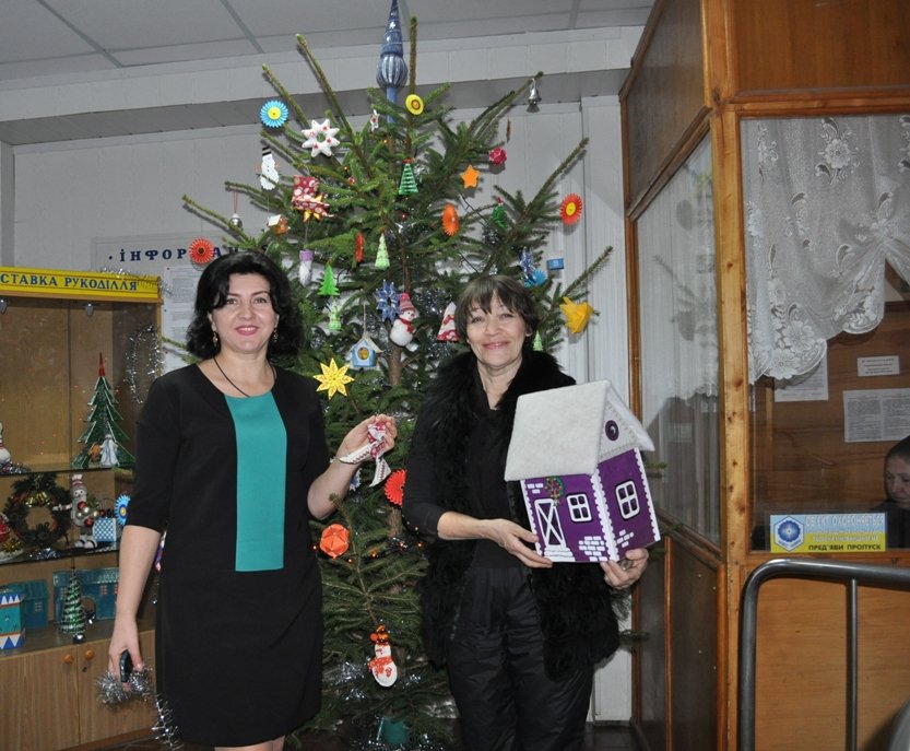 Новорiчна  ялинка  iз  власними  витворами