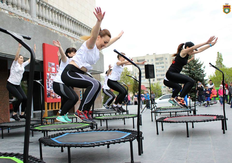 Масове заняття спортом на головній площі міста