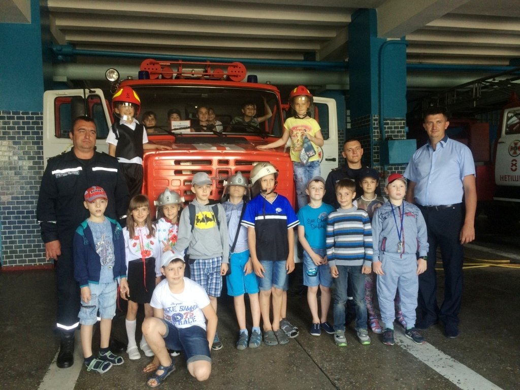 Вихованці пришкільного табору «Сонечко» відвідали пожежну частину з охорони Нетішина