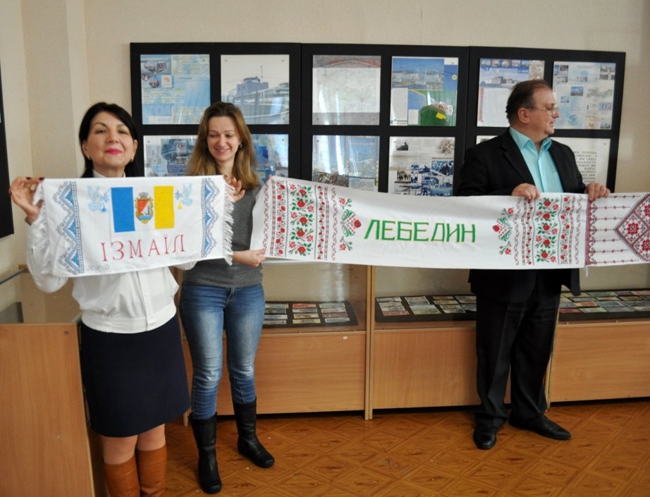 Організатори міжнародного проекту «Діти – посли миру» презентували у інформаційному центрі ХАЕС Всеукраїнську акцію «Рушник миру»