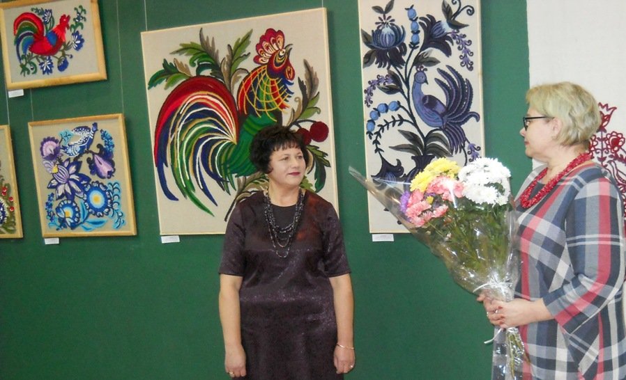 Розквітають барвами килими й панно