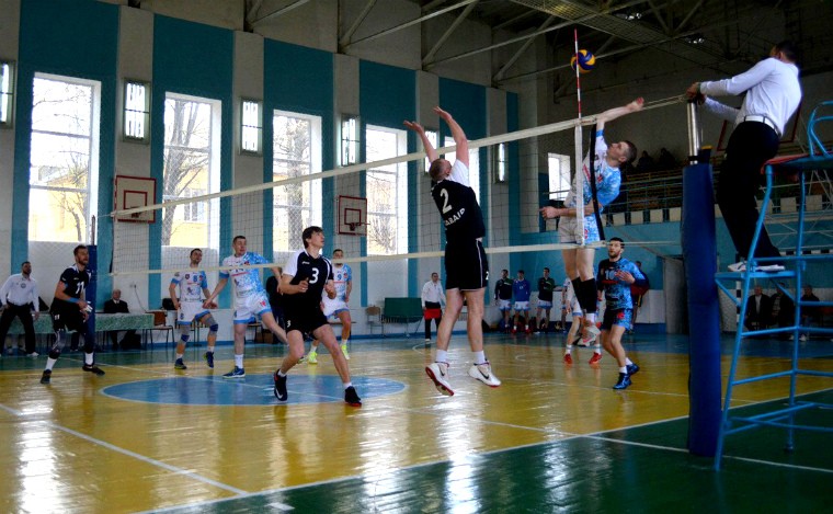 М’яч вiдбився вiд рук