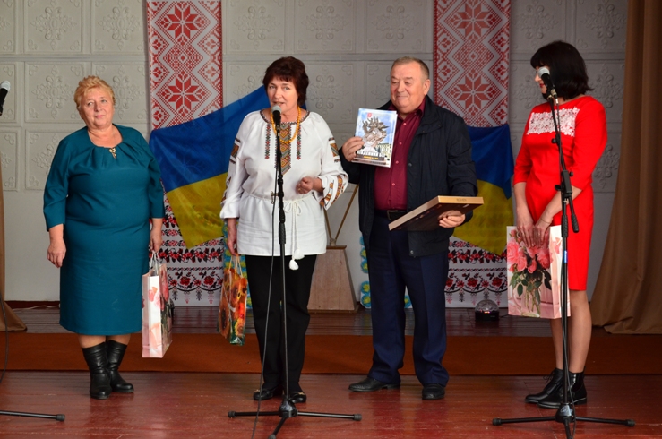 У плинi часу свiт книжковий вiчний…