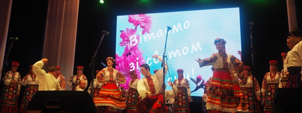 Світ прикрашає жінка