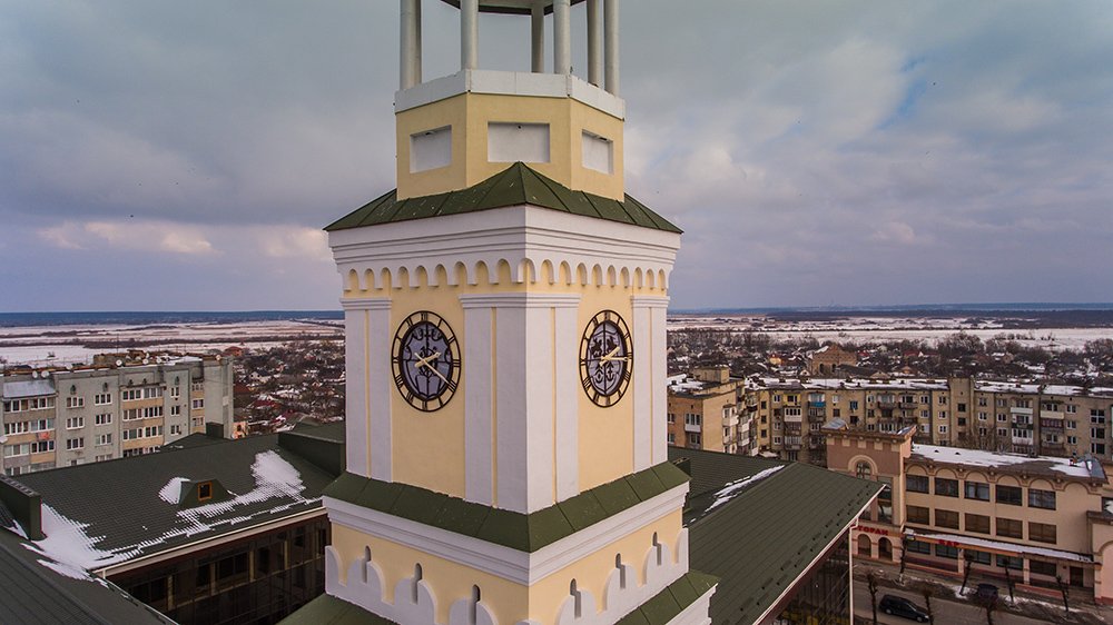 В Острозі на ратуші «ожив» годинник