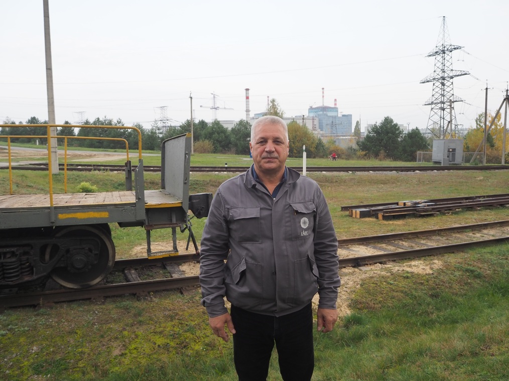 Тридцять років тому у трудовій книжці Олександра Глімбовського зроблено запис про працевлаштування майстром на залізничну дільницю Хмельницької АЕС