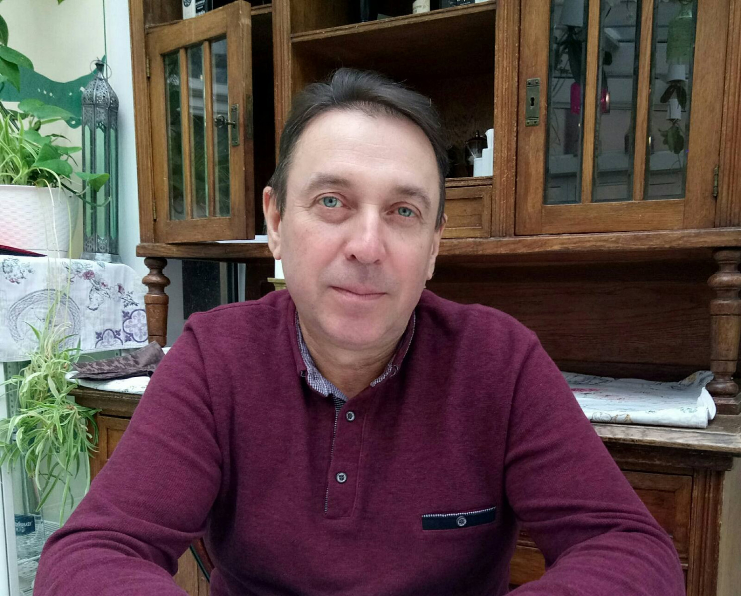 Міцно стоїть на землі