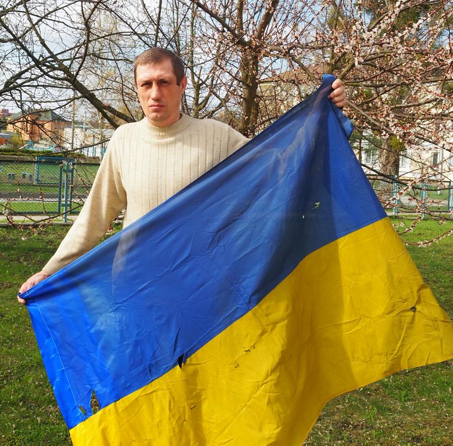 Час  майоріти  жовто-блакитним  знаменам!