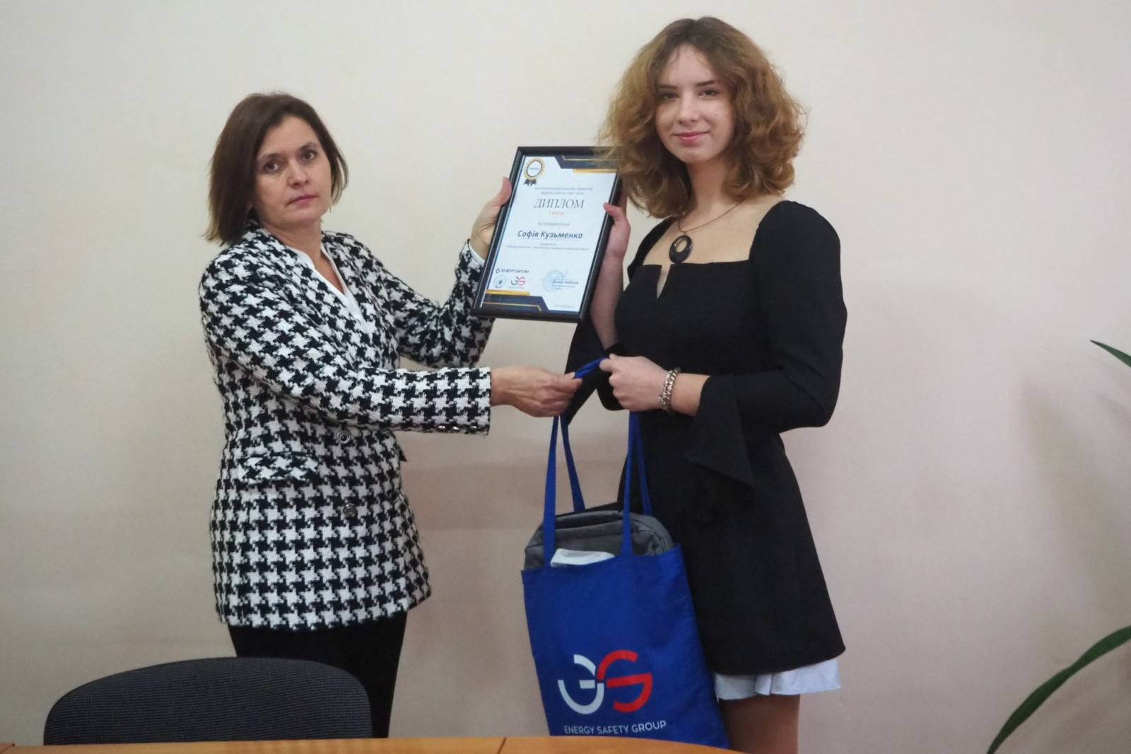 Lесятикласниця Шепетівського НВК №2 Софія Кузьменко  дослідила професію інженера-енергетика