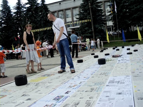 В Острозі встановлювали газетний рекорд