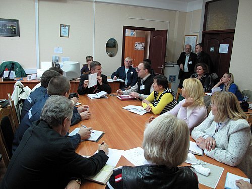 Заглянь за  зачинені двері