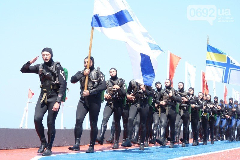 ХАЕС у бурштинi в дарунок флоту